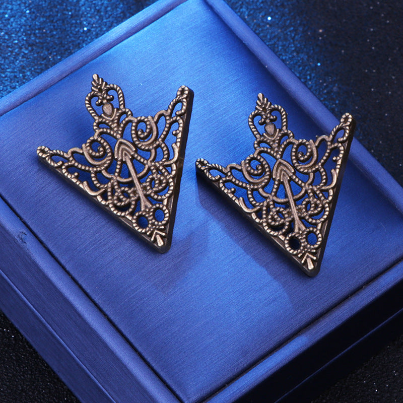 Retro triangle pin for fashion