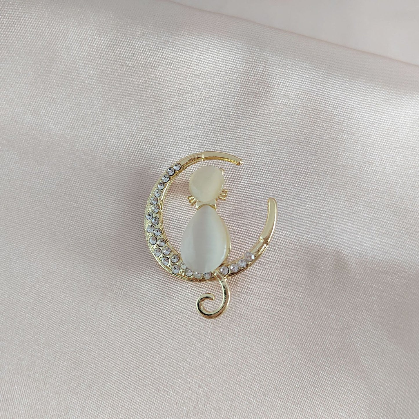 Beautiful Cat Brooch Accessory Image 2