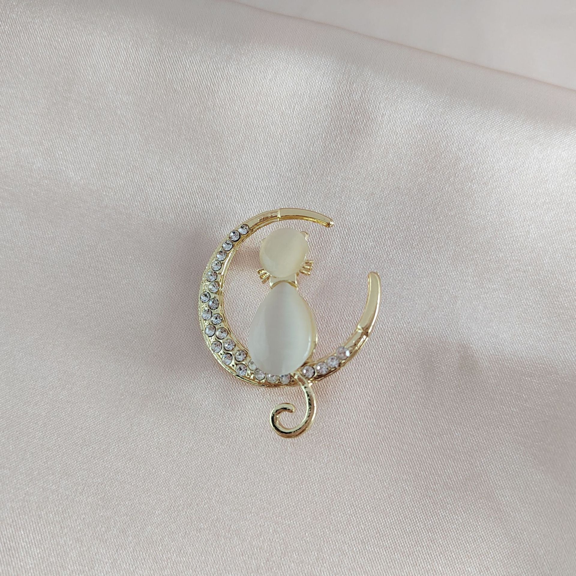 Beautiful Cat Brooch Accessory Image 2