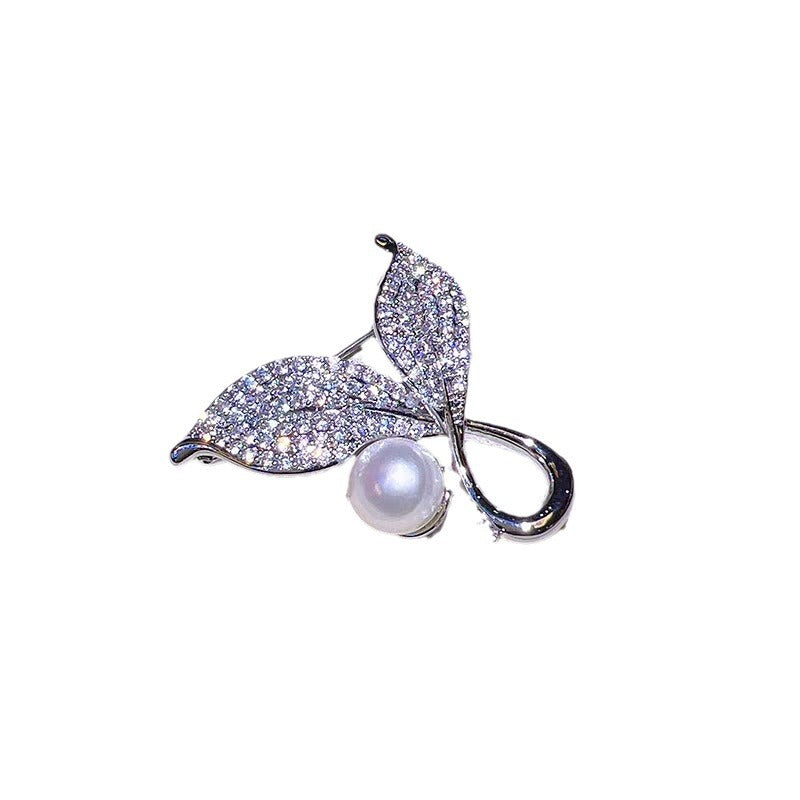 Unique fashion brooch with pearl elements