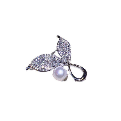 Unique fashion brooch with pearl elements