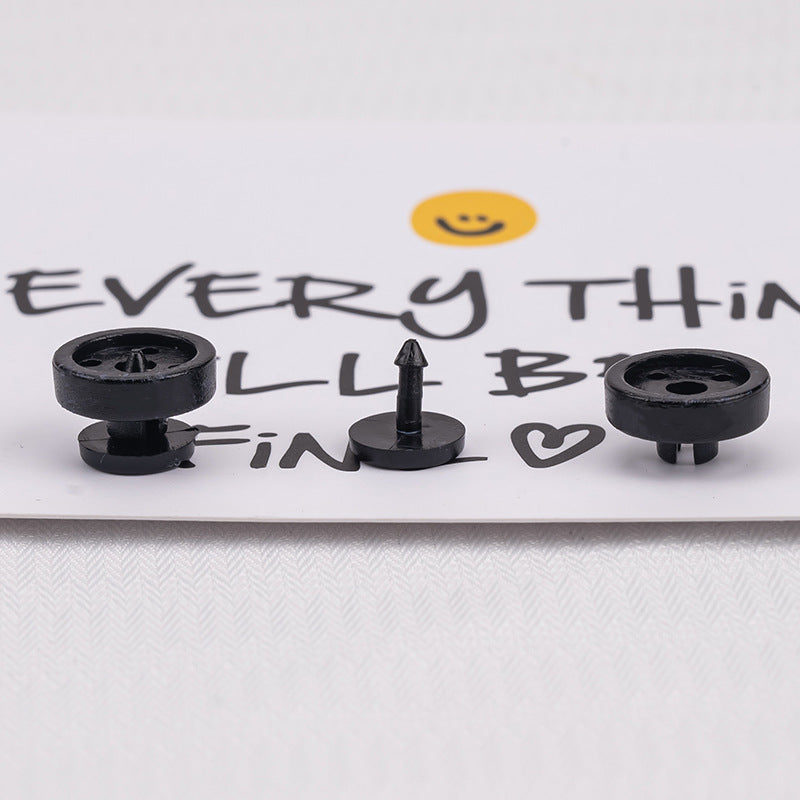 Detachable pressure buttons for easy clothing fixes
