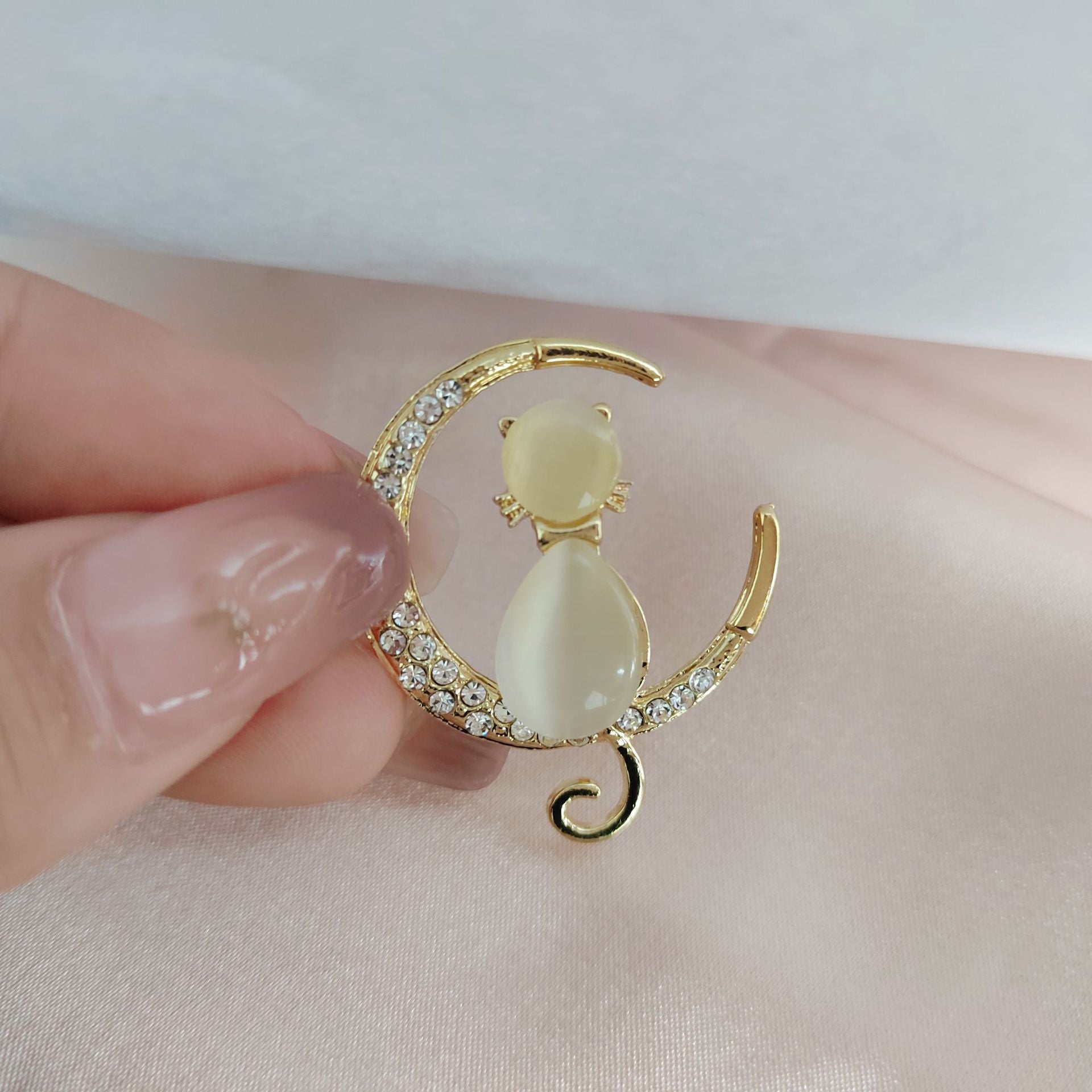 Stylish Cat Eye Brooch Image 5