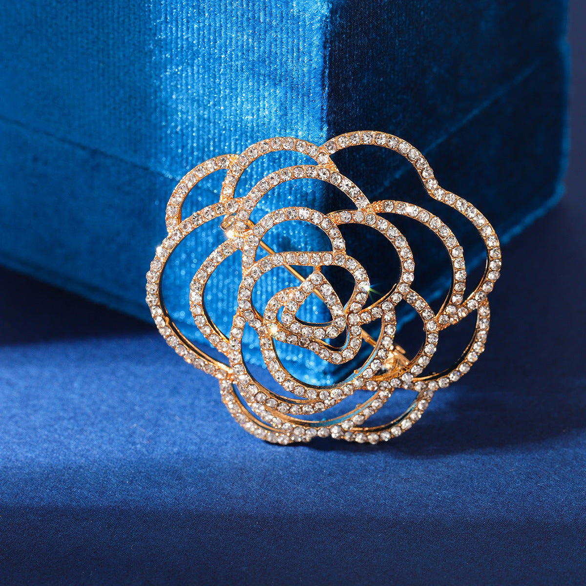 Fashionable alloy brooch with sparkling detail