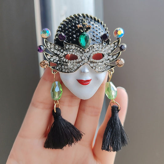 Fashionable queen mask brooch for women