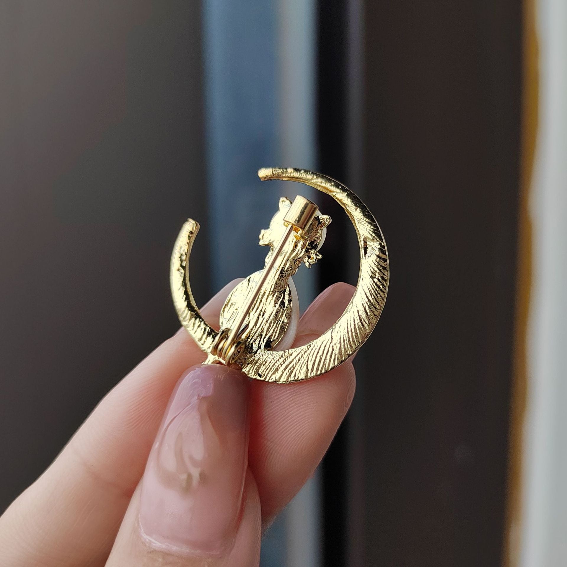 Dazzling Cat Brooch with Diamonds Image 7