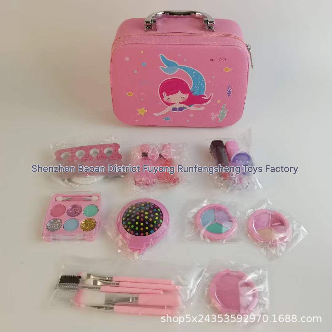 Eyeshadow and lip gloss in mermaid kit