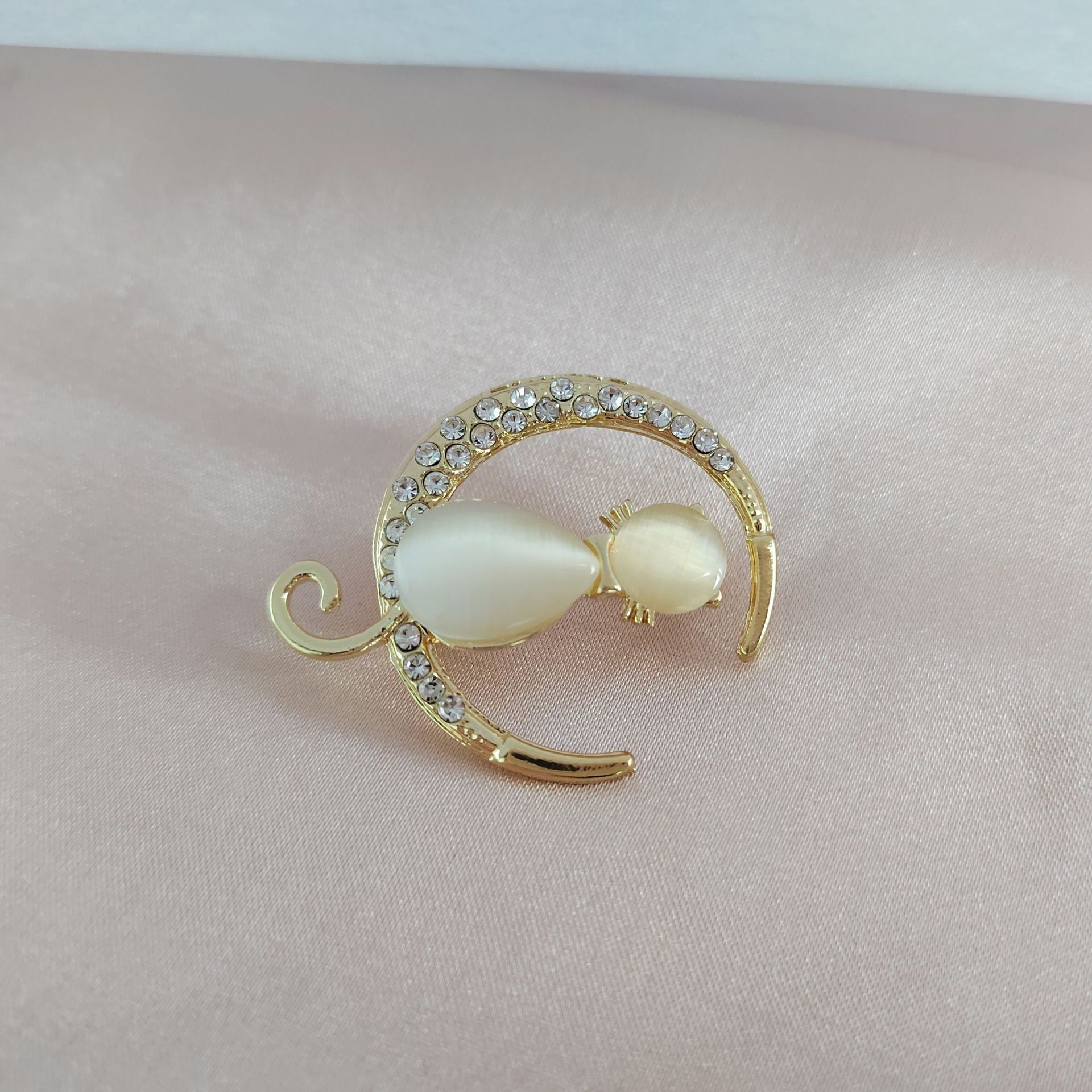 Unique Cat Brooch Design Image 6